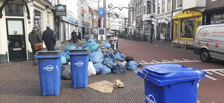 903888 Afbeelding van een hoop afval op straat op de hoek van de Voorstraat en de Hardebollenstraat te Utrecht, als ...